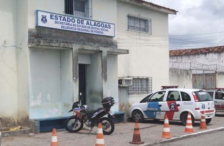 Criminoso atira contra dois policiais na porta da Delegacia Regional de Penedo 