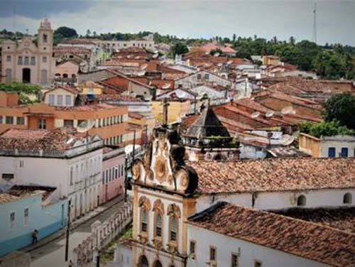 Jovem é morto a tiros com por homens encapuzados na frente da família no interior