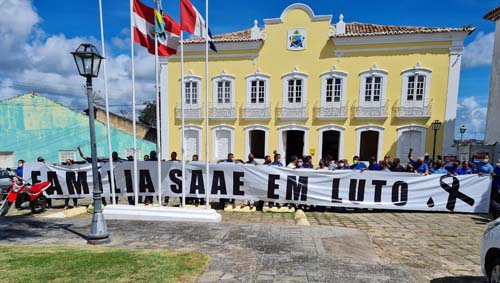 Contra privatização, servidores do SAAE de Penedo acampam em frente à Prefeitura