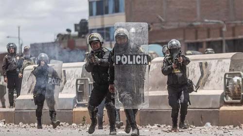 No Peru, protestos violentos causam a morte de 18 pessoas