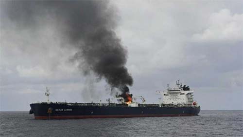 Tripulação apaga incêndio em petroleiro atingido por míssil Houthi ao largo do Iémen