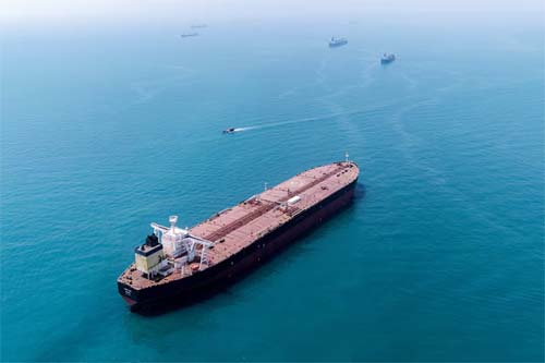 Petróleo russo se acumula em navios após sanções dos EUA e pressiona o mercado global