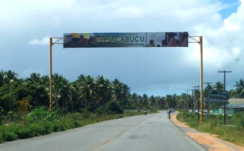 Jovem é socorrido após ser esfaqueado no Centro de Piaçabuçu