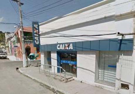 Quadrilha armada invade agência bancária e gerente fica ferido na cabeça