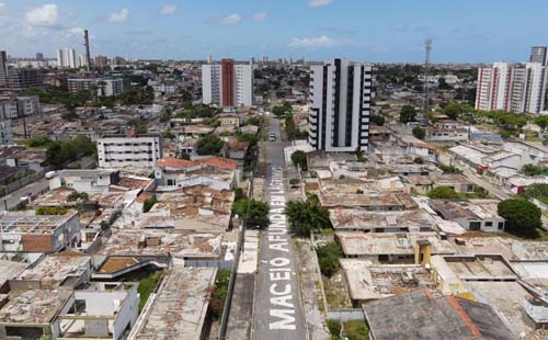 Justiça determina desocupação de imóveis em bairros que afundam em Maceió