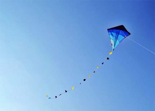 MG: Homem morre em moto ao ser pego por linha de pipa com cerol