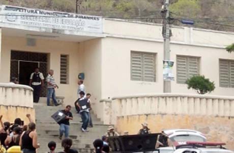 Polícia apreende arma de fogo e documentos na residência de prefeito afastado