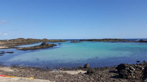 Tragédia na Costa de Tenerife: Quatro vítimas fatais após onda gigante arrastar banhistas para uma piscina natural interditada