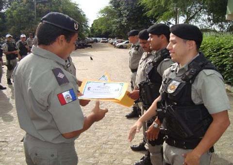 Batalhão de Arapiraca homenageia policiais