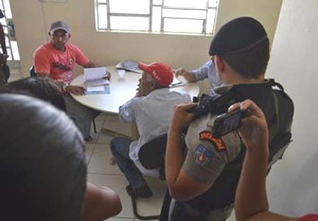 Integrantes de movimento sem-terra ocupam prefeitura de Joaquim Gomes