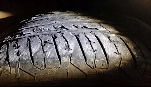 Pneu de ônibus de turismo se desprende e atinge outro veículo na Ponta Verde