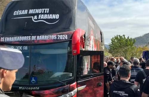 Ônibus da dupla César Menotti e Fabiano se envolve em acidente em rodovia de MG