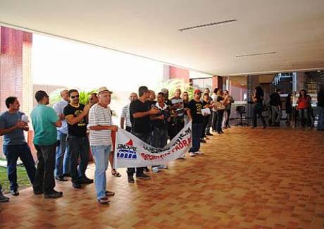 Estado empossa 40 delegados em meio a protesto do Sindpol