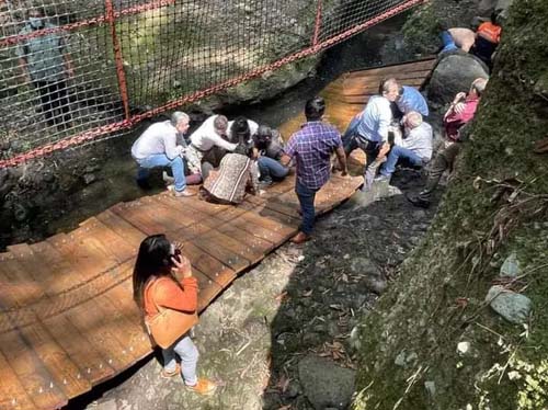 Ponte despenca durante reinauguração com autoridades