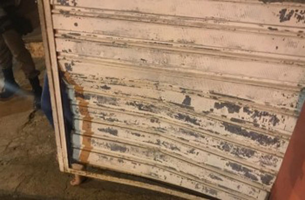 Homem destrói portão de residência ao tentar agredir a ex-namorada, em Arapiraca