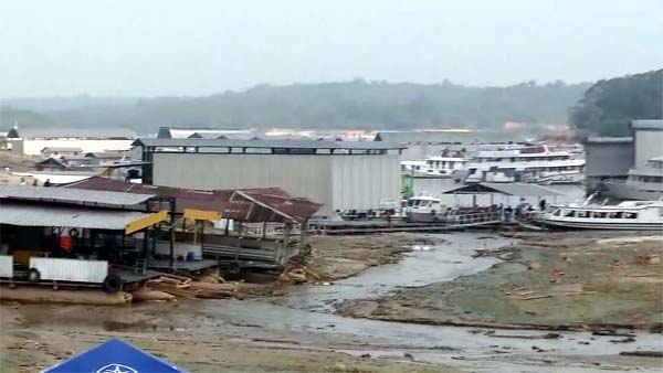 Estiagem no Amazonas deixa porto completamente seco em Manaus