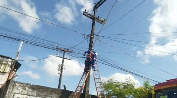 Funcionário de empresa de internet morre eletrocutado em poste de energia, no Clima Bom