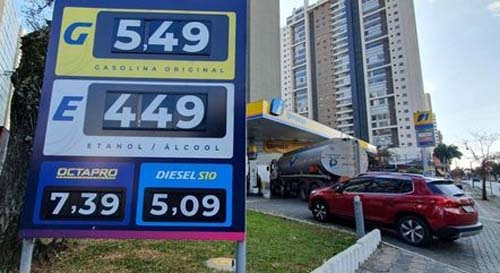 Preço médio da gasolina cai mais R$ 0,20 nos postos, 10 dias após corte nas refinarias