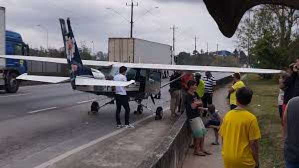 Avião de pequeno porte faz aterrissagem de emergência na via Régis Bittencourt