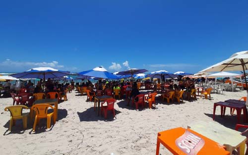 Praia do Francês tem grande movimento e comerciantes comemoram retomada econômica