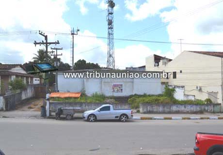 Prédio da OI abandonado no centro da cidade 'presenteia' a comunidade com matagal