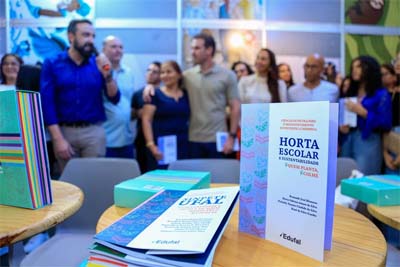 Olavo Neto visita Bienal do Livro e prestigia lançamento de cartilhas científicas produzida por alunos de Murici