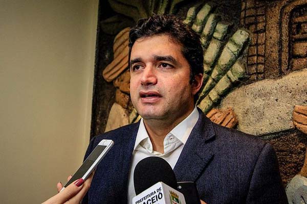 Rui afirma que não vai reajustar tarifa de ônibus em Maceió