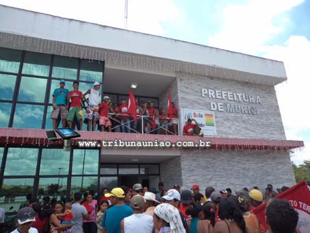 Prefeitura de Murici é invadida poor integrantes do MLT