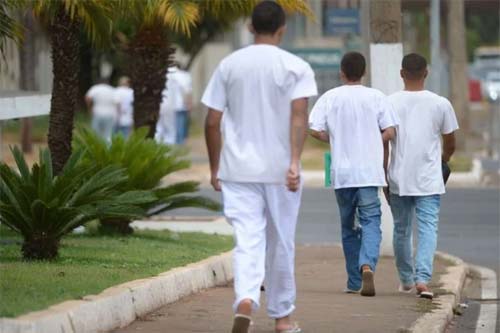 Dia dos Pais: mais de 1,7 mil detentos deixam presídios do DF para saída temporária