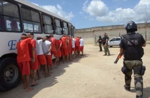 Governo transfere 68 custodiados da Delegacia de Penedo para Complexo Penitenciário