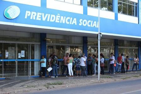 INSS recebe 200 novos pedidos de benefícios por mês; convocação de militares pode piorar problema