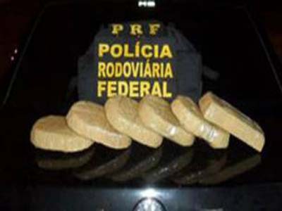 PF e PRF prendem R$ 150 mil em cocaína, armas e munições