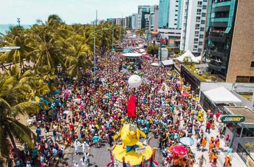 Milhares de foliões curtem desfile do Pinto da Madrugada