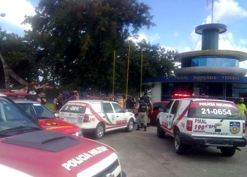 Bandidos matam policial militar dentro de van