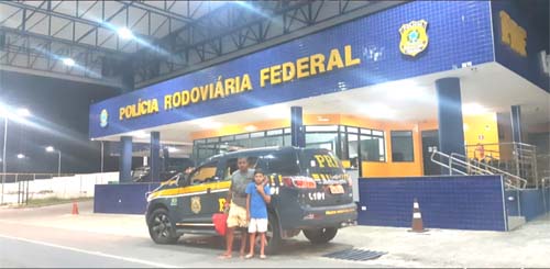 Criança salta de moto em movimento antes de acidente e sai ilesa