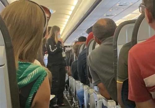 Policiais entram em avião e mulher é presa antes de desembarcar em Maceió