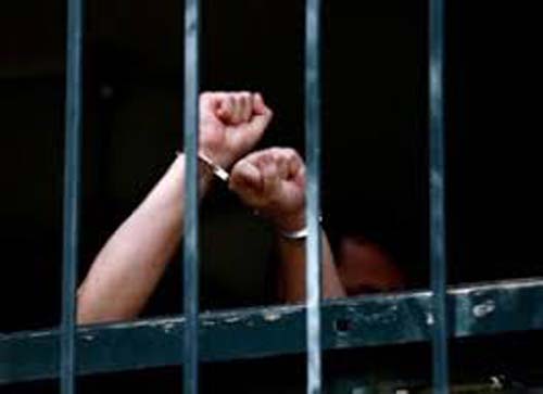 Homem é preso por estupro após atrair criança de 8 anos com pipoca e doces