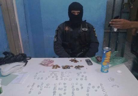 Polícia Militar fecha ponto de comercialização de drogas no Pontal do Peba