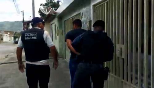 jovem suspeito de crime contra o pai foi preso no velório; família ficou em choque