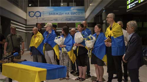 Dez prisioneiros de guerra ucranianos regressam a casa após anos de cativeiro russo