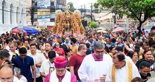 Fiéis lotam ruas do Centro em procissão para celebrar Padroeira de Maceió