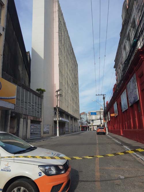 Janela do Produban cai em cima de carro no Centro e rua é interditada