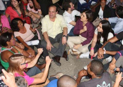Professores de Monteirópolis acampam dentro de prefeitura