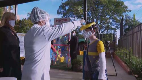 Com salas cheias e poucos professores jovens, Brasil tem desafios na reabertura das escolas, apontam dados da OCDE