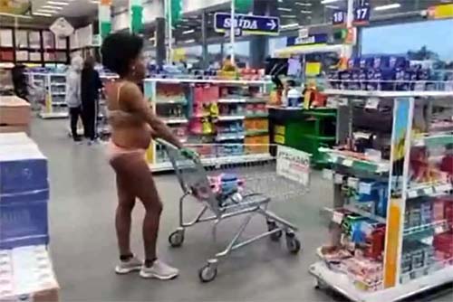 Professora é alvo de racismo e vai a supermercado de lingerie em protesto