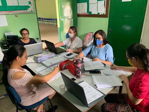 Professores devem ser priorizados na vacinação contra a Covid-19, diz Unesco