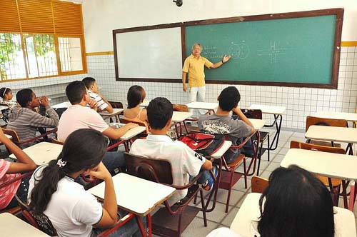 Professores de escolas públicas podem concorrer às bolsas do Prouni