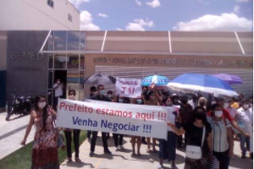 Professores de São Sebastião realizam protesto cobrando valorização salarial