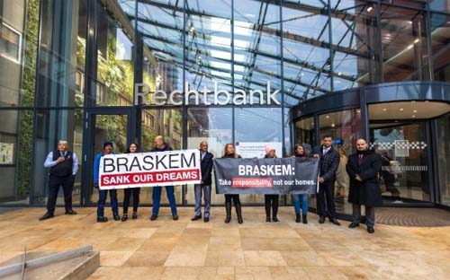 Vítimas da Braskem protestam em frente à Corte de Roterdã, na Holanda