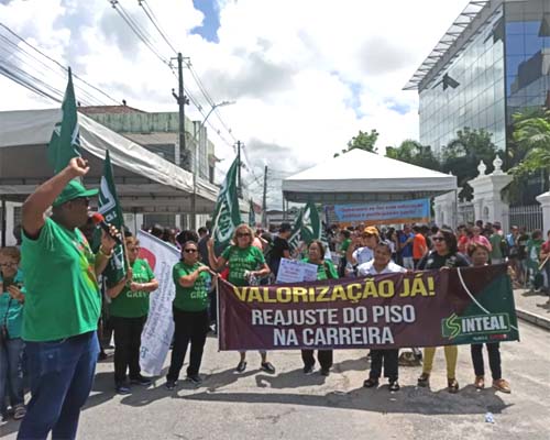 Servidores da Educação de Alagoas fazem ato e paralisação de 24 horas